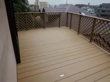 腐食のない人工木のウッドデッキに