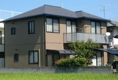 ブラウンで落ち着きある住まい