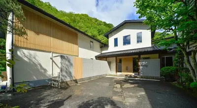 カフェのような新しいイメージの旅館