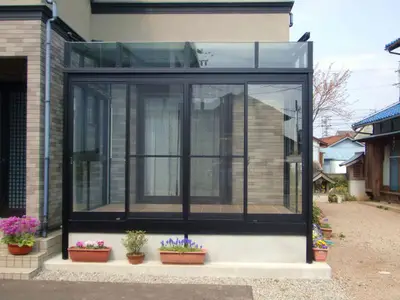 ウッドデッキにサンルームを新設