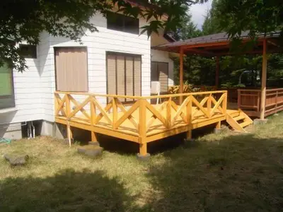 富士五湖の爽やかな風と光を感じるウッドデッキ