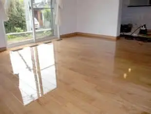 反射するほど艶のある床