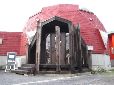 インパクトのある真っ赤な外観