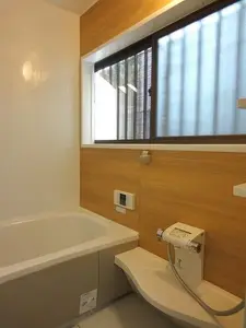 温もりのある明るいバスルーム