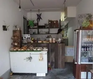 アンティーク建具を取り入れたオシャレなパン屋さん