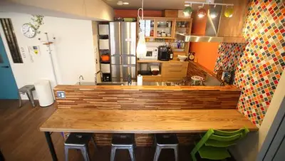 遊園地のように賑やかな空間