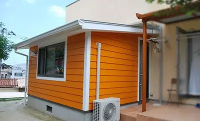 インパクト大!オレンジ尽くしの増築スペース