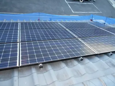 瓦屋根に太陽光発電設置