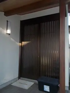 開閉しにくくなった玄関扉の交換