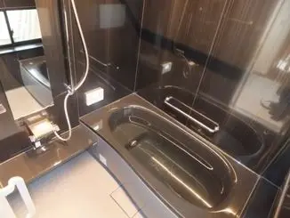 坪庭を眺めながら入浴できる浴室