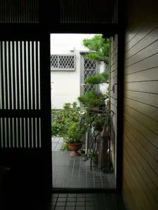 玄関網戸の取り付けで風通し良く