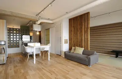 木とコンクリートの組み合わせが個性的な家