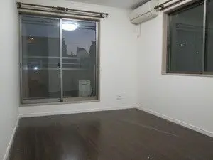 間仕切り壁と内装ドアで二部屋に