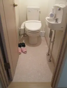 間仕切り壁と内装ドアで二部屋に