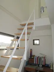 安全でスタイリッシュな階段に