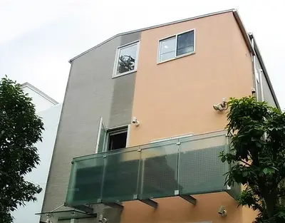 鮮やかなツートンカラーの外壁