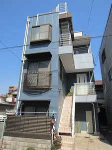 大胆なブルーの外壁に