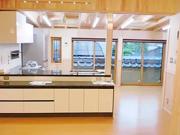 収納たっぷりのオープンキッチン