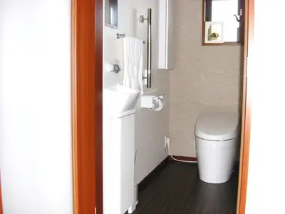 自動洗浄のトイレと手洗い器