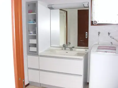 タイル貼りの浴室が断熱浴室に、そして機能重視の洗面室