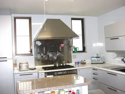 こだわりのガスコンロとフード下の鍋かけ