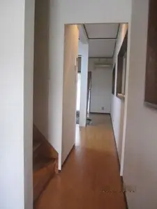 自然の光が差し込む廊下