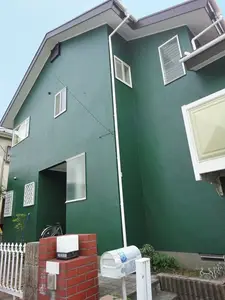 深緑の外壁が映える家