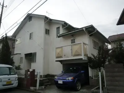 深緑の外壁が映える家