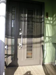 玄関ドアをカバー工法で取り替え
