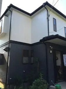 外壁の中央に幕板（帯）設置　モノトーン仕上げ