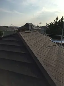 外壁の中央に幕板（帯）設置　モノトーン仕上げ