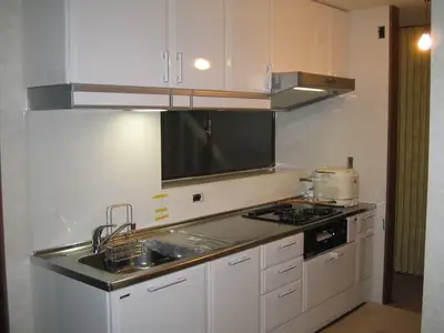 居間から見えづらい位置にキッチンを配置