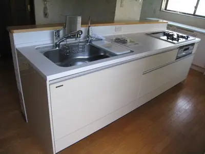 奥に収納設置・モノで溢れていたキッチンがスッキリ