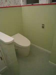 最新の洋式トイレ・内装は赤いラインでオシャレに