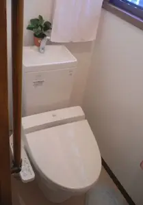 壁のタイルなくしスッキリとしたトイレ空間