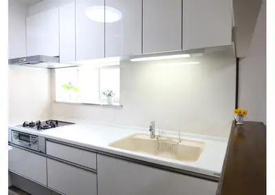 真っ白なキッチンで家も気持ちもすっきり！