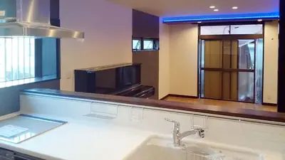 光と影を楽しむ家族の団らんスペース