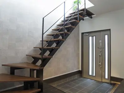 一階も明るいスケルトン階段の家