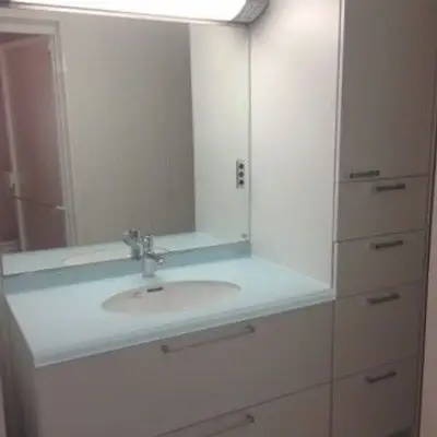 クリスタルカウンターがもてなす洗面