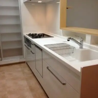 支給品家具をカウンター下部に埋め込んだキッチン