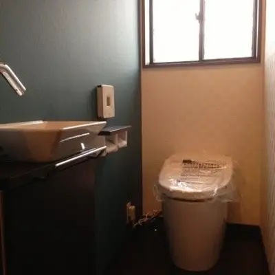 ダークな床にアクセントクロスが和みある空間に