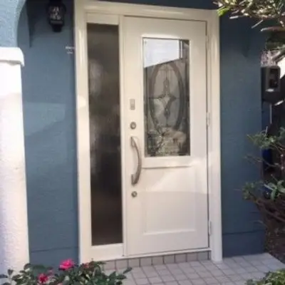 ステンドグラスが綺麗なホワイトドア!