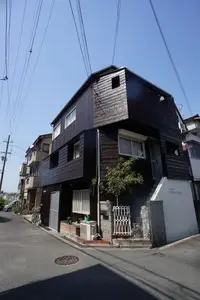 国産杉フッ素樹脂塗装の焼杉で仕上げた外壁