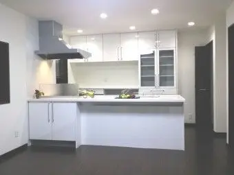 LDKを一目で見渡せるフラット対面型キッチン　