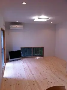 天然木ヒノキのフローリングで仕上げたリビング　