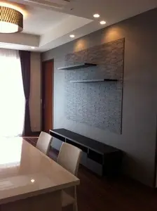 重厚感ある質感のエコカラットをテレビ背面に