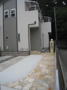 既存玄関タイルと合うオシャレな割石