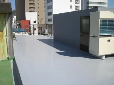 屋上防水改修を施し手すりはアルミ製に交換