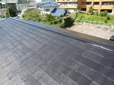 下塗で塗膜を剥がれにくく・棟は錆止めを使用