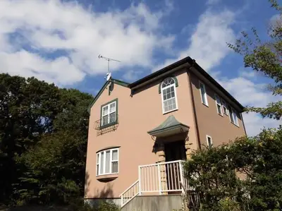 洋風の建物がより一層素敵になる明るい色で塗装